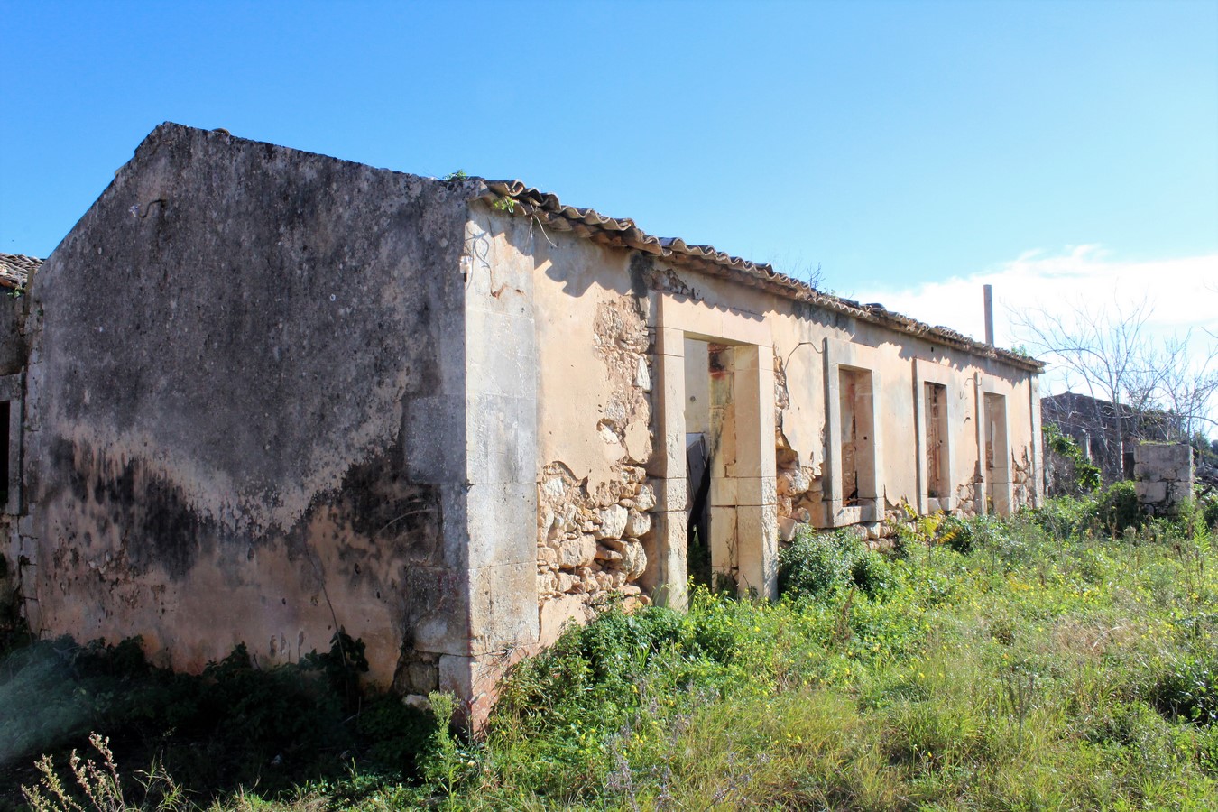 Masseria da ristrutturare con terreno in vendita a Siracusa Sicilia
