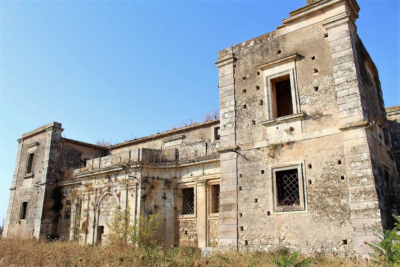 Masseria da ristrutturare con terreno in vendita a Siracusa Sicilia