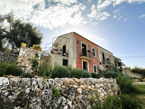 casa rurale restaurata in vendita a siracusa sicilia